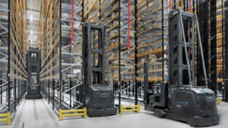 Nos horários de ponta, chegam a ser armazenados e desarmazenados até 60 000 artigos no centro de distribuição da Arvato Supply Chain Solutions. Equipamento para corredores estreitos K da Linde MH no pavilhão de armazenamento da Arvato