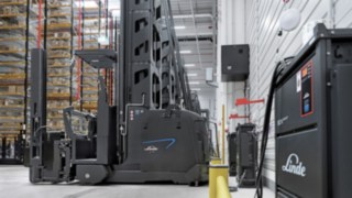 17 equipamentos combinados da Linde MH são utilizados no centro de distribuição da Arvato. Estação de carregamento para equipamentos combinados da Linde MH