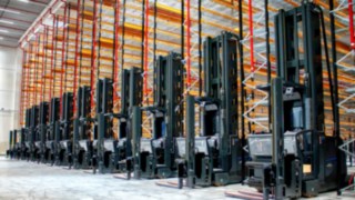 Os empilhadores K no novo centro de distribuição da Arvato Supply Chain Solutions