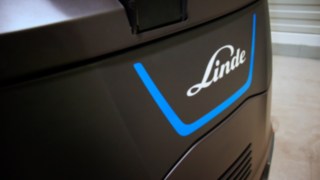 Os empilhadores K estão equipados com baterias de iões de lítio Os empilhadores K estão equipados com baterias de iões de lítio