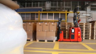 O sistema de transporte sem condutor da Linde otimiza a segurança na BASF. O sistema de transporte sem condutor da Linde otimiza a segurança na BASF.