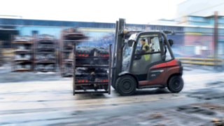 Empilhadores a diesel da Linde Material Handling em utilização numa fábrica siderúrgica