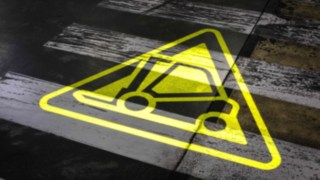 Símbolo de aviso amarelo do projetor de advertência estacionário. Símbolo de aviso amarelo do projetor de advertência estacionário.
