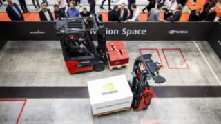 Dois equipamentos da Linde Material Handling transportam cargas na LogiMAT 2025.