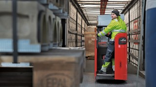 Uma colaboradora da DB Schenker a fazer marcha-atrás com o Linde D12 HP SP para fora da rampa de carregamento
