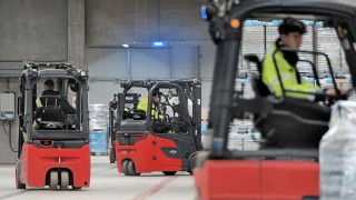 Três equipamentos de movimentação de cargas da Linde em operação na DB Schenker