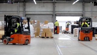 Vários equipamentos da Linde MH transportam mercadorias no armazém da DB Schenker. Vários equipamentos da Linde MH transportam mercadorias no armazém da DB Schenker.