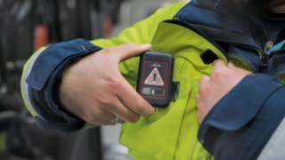 Os colaboradores da DB Schenker trazem consigo a unidade portátil do Linde Safety Guard Os colaboradores da DB Schenker trazem consigo a unidade portátil do Linde Safety Guard