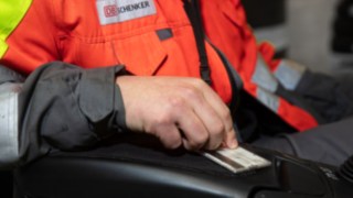 Imagem de um operador de empilhador que realiza o teste de funcionamento diário. Imagem de um operador de empilhador que realiza o teste de funcionamento diário.