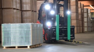 Empilhador elétrico da Linde movimenta materiais Empilhador elétrico da Linde movimenta materiais