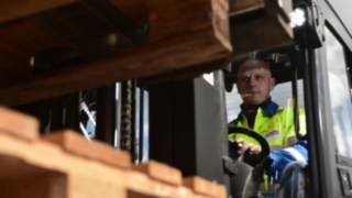 Empilhador elétrico da Linde a efetuar carregamento Empilhador elétrico da Linde a efetuar carregamento