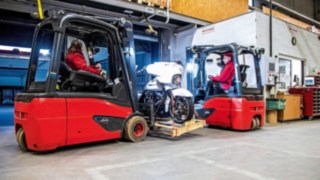 Empilhador elétrico da Linde Material Handling em operação na Emons