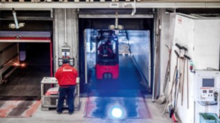 Movimentação de cargas segura em espaços muito limitados com os empilhadores elétricos da Linde Material Handling