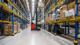 O empilhador retrátil automotor R-MATIC num corredor largo na FIEGE. O empilhador retrátil automotor R-MATIC num corredor largo na FIEGE.