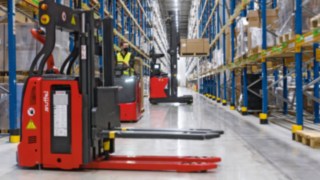 Os equipamentos de controlo manual e automatizados da Linde MH circulam pelo armazém.