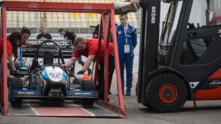 Empilhador de aluguer da Linde levanta carro de corrida com dispositivo especial