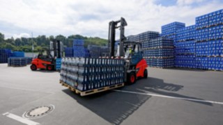 O empilhador elétrico E80 da Linde é operado na Gerolsteiner sem quaisquer emissões de CO2 através da utilização de energia primária gerada de forma sustentável. O empilhador elétrico E80 da Linde é operado na Gerolsteiner sem quaisquer emissões de CO2 através da utilização de energia primária gerada de forma sustentável.