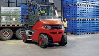 O sistema de assistência Linde Safety Guard garante a segurança na Heineken Suíça. Um empilhador Linde E80 carrega um camião na Heineken