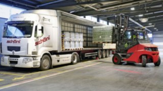 A Heineken Suíça AG utiliza os empilhadores contrapesados da Linde MH para a sua logística interna. Empilhador da Linde carrega paletes de cerveja Heineken para um camião