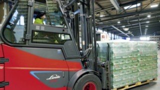 O Linde Safety Guard pode ser complementado por módulos de ampliação, como o Linde Door Control. O empilhador elétrico E80 da Linde Material Handling transporta uma palete de cerveja Heineken.