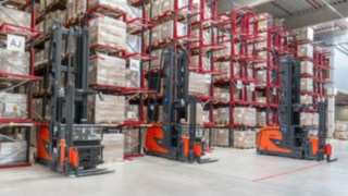 Três preparadores de encomendas para corredores estreitos da Linde MH no armazém da K2 Systems