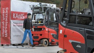 Um boneco de teste de colisão é posicionado entre empilhadores autónomos da Linde.