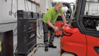 Thomas Lüssen a carregar o Xi20 P da Linde.