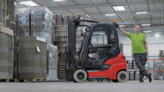 O operador de armazém Thomas Lüssen ao lado do Xi20 P.