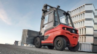 Os profissionais de andaimes da Layher testam um equipamento de pré-produção do Linde X50 em condições reais.