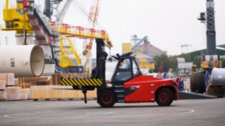 A E160 não produz emissões de fuligem nem emissões de odores. A empilhadeira elétrica E160 da Linde Material Handling em operação.
