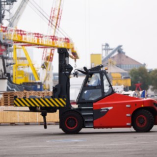 A E160 não produz emissões de fuligem nem emissões de odores. A empilhadeira elétrica E160 da Linde Material Handling em operação.