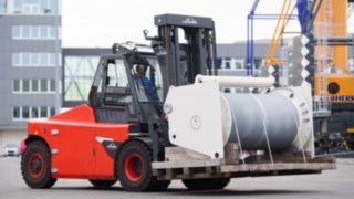Gerd Prief testa a E160 da Linde Material Handling. Gerd Prief testa a empilhadeira elétrica E160 da Linde Material Handling.