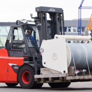 Gerd Prief testa a E160 da Linde Material Handling. Gerd Prief testa a empilhadeira elétrica E160 da Linde Material Handling.