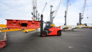 A E160 eleva cargas pesadas com facilidade. A empilhadeira elétrica E160 da Linde Material Handling eleva cargas pesadas com facilidade.