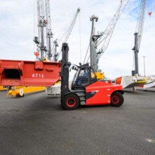 A E160 eleva cargas pesadas com facilidade. A empilhadeira elétrica E160 da Linde Material Handling eleva cargas pesadas com facilidade.