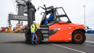 A empilhadeira elétrica E160 da Linde Material Handling em teste na Liebherr.