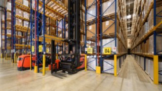 O empilhador K combinado da Linde Material Handling em uso na LINHARDT