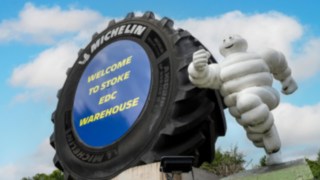 Figura do boneco da Michelin em frente à fábrica da Michelin Tyre PLC em Stoke-on-Trent.