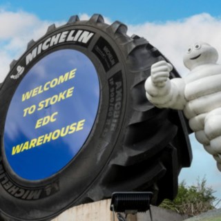 Figura do boneco da Michelin em frente à fábrica da Michelin Tyre PLC em Stoke-on-Trent.