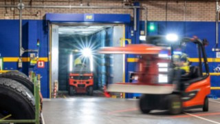 Empilhador da Linde Material Handling em operação na Michelin Tyre PLC.