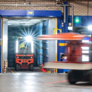 Empilhador da Linde Material Handling em operação na Michelin Tyre PLC.