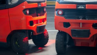 Linde Reverse Assist Radar na traseira de dois empilhadores contrapesados Linde E20.