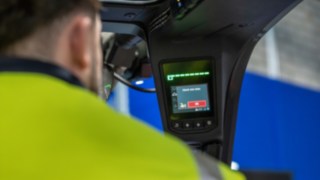O visor na cabina do condutor apresenta uma mensagem de aviso do Linde Reverse Assist Radar.