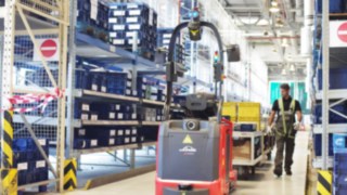 O comboio logístico autónomo P-MATIC da Linde Material Handling com geonavegação em operação na Opel-Wien GmbH