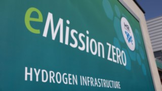 Placa turca com a inscrição “eMission ZERO” HYDROGEN INFRASTRUCTURE