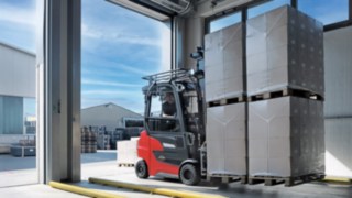 O empilhador elétrico Xi20 PH da Linde impressiona com o mesmo nível de desempenho e conforto que um empilhador a diesel da mesma classe. O empilhador elétrico Xi20 PH da Linde Material Handling transporta mercadorias do armazém para o exterior.