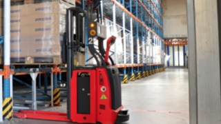 Stackers autónomos L-MATIC da Linde Material Handling na Poloplast
