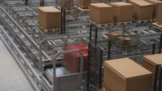 Vista sobre a plataforma elétrica sobre carris e mercadorias transportadas