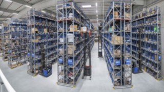 O V modular auxilia os preparadores de encomendas no trabalho em altura. O V modular auxilia os preparadores de encomendas no trabalho em altura.