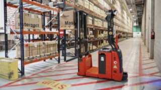 Stacker autónomo L-MATIC AC da Linde Material Handling em funcionamento na Schneider Electric